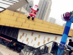 巨型充气“圣诞老人”爬上重庆楼顶   路人：快回家挂袜子