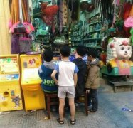 彪悍！小学生穿短袖短裤配凉鞋 守在游戏机旁打望
