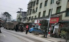 惊险！运钞车突然“吻”上面包车