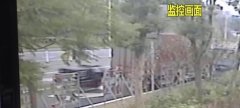 快递小哥很“勇敢” 不减速径直撞上大货车