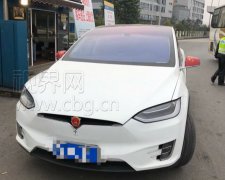 车主违规使用国徽遮挡车标