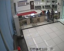 两小学生拾金不昧 捡到近千元不为所动