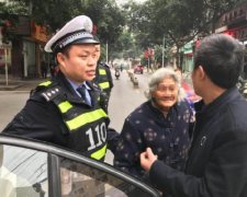 85岁婆婆迷路   警民帮助回家