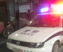 他去旅馆住了十几天  把毛毯被子全带走了