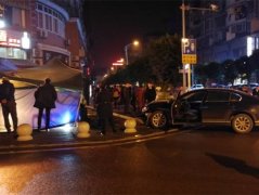 轿车撞向路边电线杆  车头受损严重