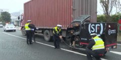 快递小哥开车打电话 “吻上”大货车