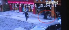 手速惊人！两蟊贼3秒钟偷到一部手机