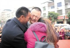 迟来的团聚：男子找到失散28年父母