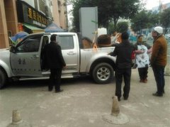 老赖偷偷搬家欲玩“失踪”  债主用身体堵车