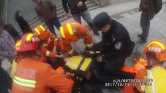 女子跳江轻生被救 在江边冷得瑟瑟发抖