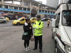 出租车师傅拾金不昧 交巡警物归原主