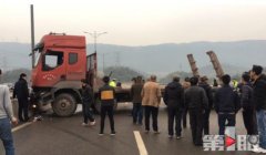 重庆一大车失控撞上护栏 致该路段严重拥堵2小时