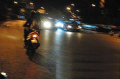 男子深夜无证飙车  民警追车拦截处罚