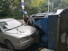 货车路上猛打方向盘 翻车撞上旁边小轿车