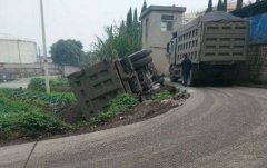 大货车侧翻路边   沙石倾洒一地