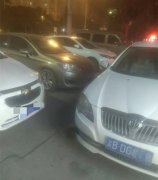 驾车回家遇到“拦路虎”  挪车电话成“摆设”