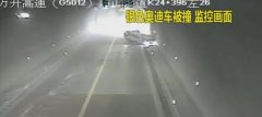 隧道里开出“S”曲线 坑得后车滚两圈滑数十米