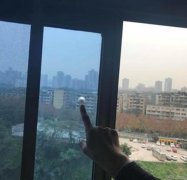 两个驾校教练上班无聊 弹弓打麻雀击中百米外居民玻璃