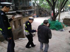老人找错家 半夜翻墙而入坐一夜