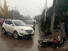 越野车与摩托车同进小区  两车相撞摩托车翻了