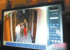 5旬女子回家后 发现卡里少了一万元