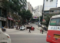 三轮车侧翻  五六个路人同时帮忙扶车