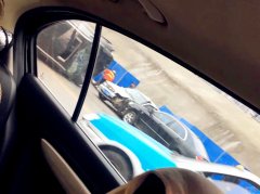 三车连撞SUV侧立90度路中央 现场狼藉一片