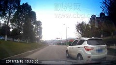 开车斗气出事故 行车记录仪拍下全程