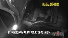 男子为赶时间吃了个面包 高速行车时食物中毒
