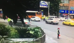 小伙儿开车接电话 压伤民警浑然不觉