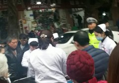 老人车祸倒地躺在冰冷地面  有人脱下衣服给她垫在头下