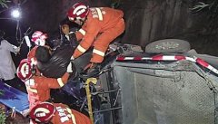 皮卡车翻进山沟 消防救出被困5人