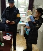 年轻妈妈带娃急诊  不慎掉落钱包