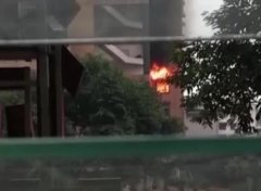 重庆一拆迁房发生火灾 现场一片狼藉