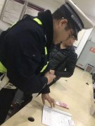 惊！ATM机自动吐钞   喜！完璧归赵暖人心