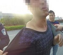 司机遇到小擦挂  竟丢下女儿就跑