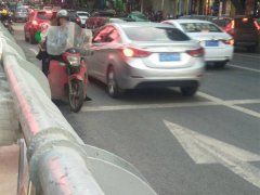 摩托车载客在马路上逆行 不停变道险象环生