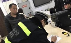重庆小伙到银行取钱 还没插卡ATM机自动吐钞2000元