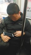 男子轻轨上看见大叔手机要掉了 竟然踩他一脚