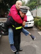 孤寡老人老寒腿复发  民警背他上医院就医