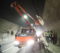 包茂高速界水段太平隧道发生局部掉块