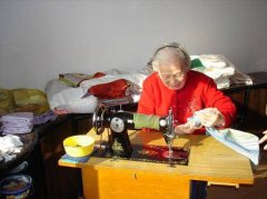 白色垃圾太多 花甲奶奶专门做环保袋送给邻里