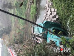 货车不慎从桥上翻到河里 桥栏杆被撞坏十余米