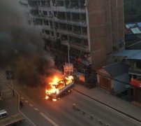 公交突发火情 车身大面积烧毁