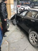 黑色轿车失控撞上墙  挡风玻璃被撞成蜘蛛网