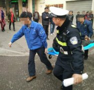醉汉昏倒路边   还伴随着呕吐症状