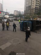 货车转弯不减速  被大渣车撞翻在地