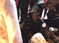 老人坐在地上 大喊是小伙把他弄伤了