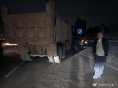 慌不择路  环岛违规变道酿事故