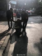 不一样的“搀扶”却是同样的温暖